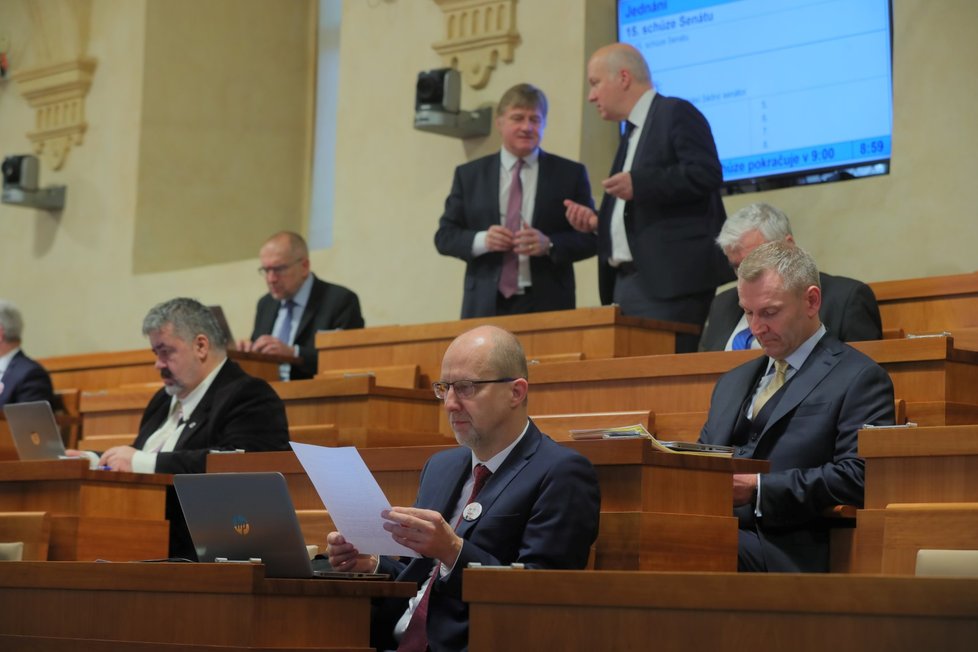 Senátoři Zbyněk Linhart (nestr.), Zdeněk Hraba (STAN) a Michael Canov (Starostové pro Liberecký kraj).