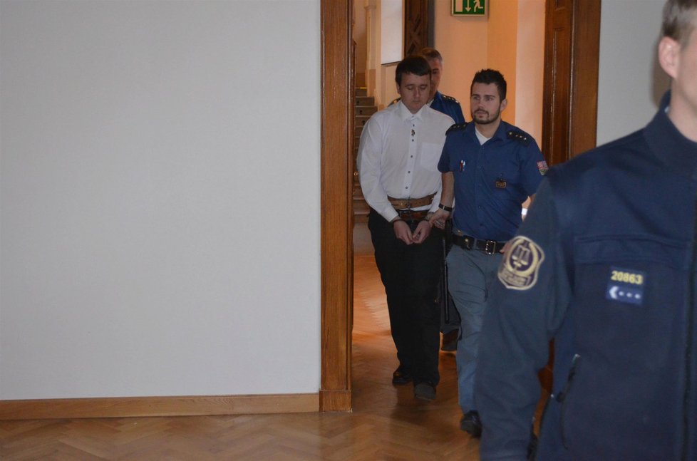 Eskorta přivádí k brněnskému soudu Zbyňka Špičáka (29). V Cetkovicích na Blanensku střelil do hlavy mladíka, který se pod návratím líbal s jeho sestrou.
