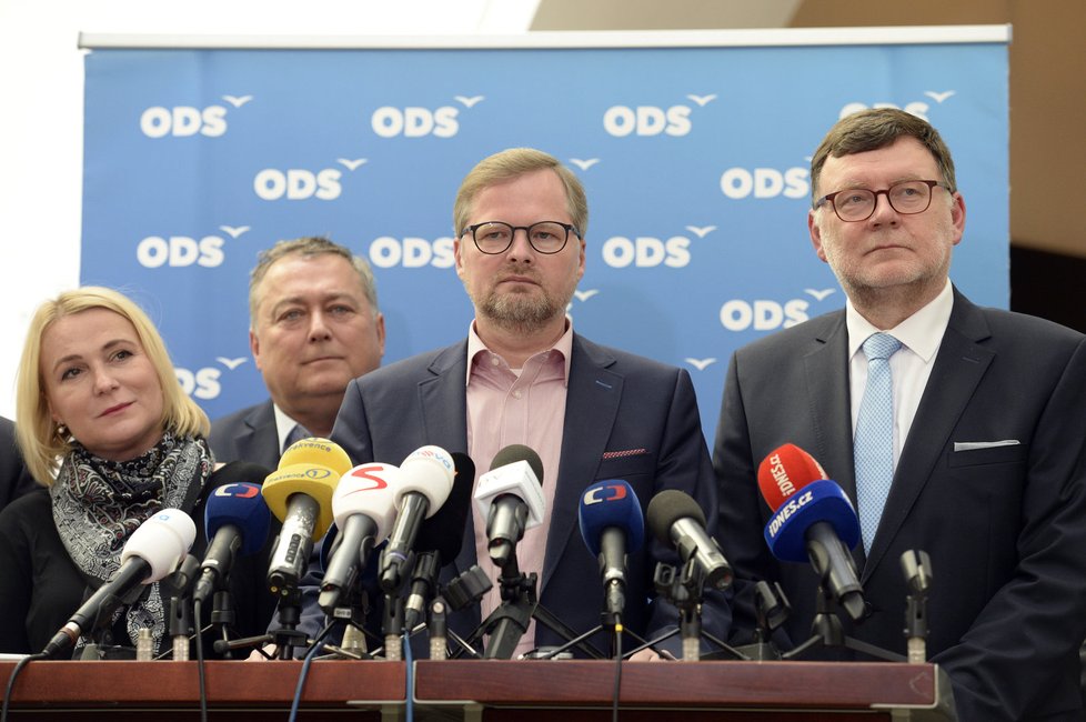 Zbyněk Stanjura (ODS) na tiskovce ve Sněmovně po boku Petra Fialy