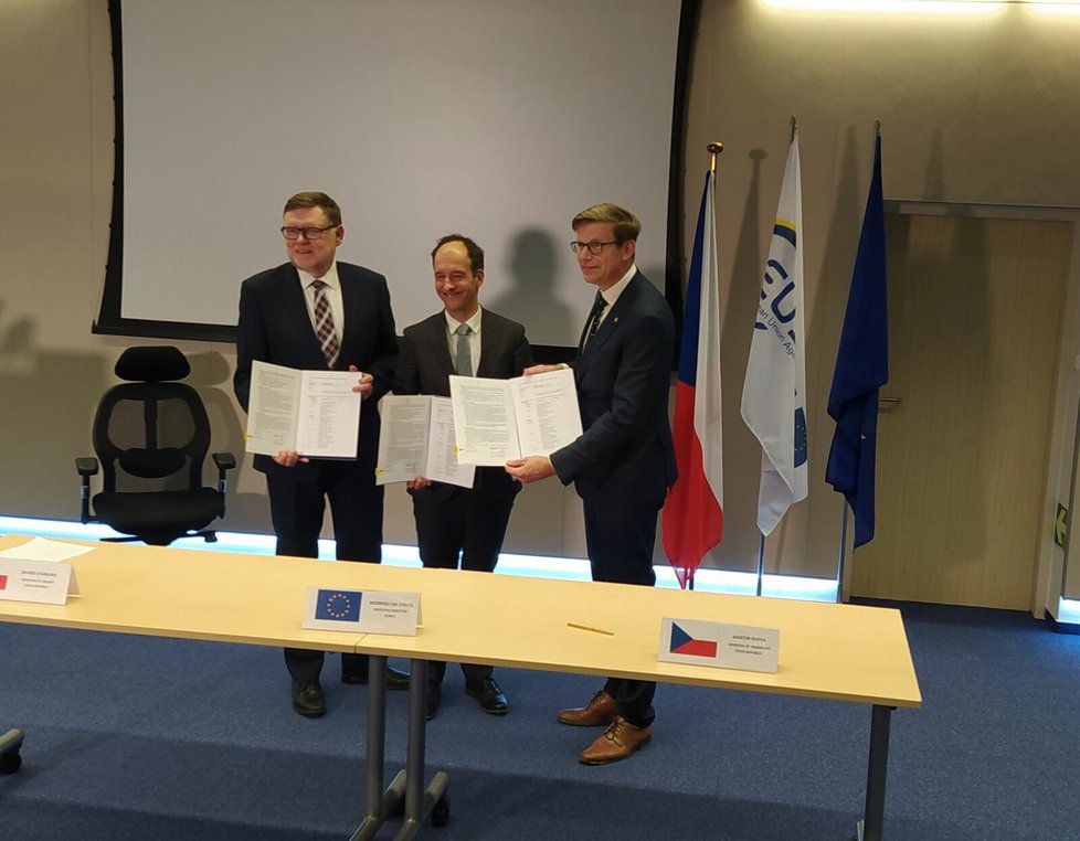 Zbyněk Stanjura, Rodrigo da Costa a Martin Kupka podepsali memorandum o novém sídle EUSPA (7. 2. 2023).
