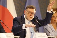 Rekordní sekera v českém rozpočtu: Stanjura narychlo chystá záchrannou brzdu