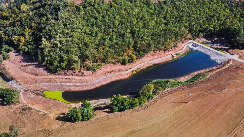 Nově zbudovaná vodní nádrž Brodky ve Zbýšově na Brněnsku