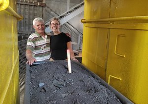 Bývalý horník Karel Novotný (75) s dcerou Karolínou (24) u vozíku s uhlím.