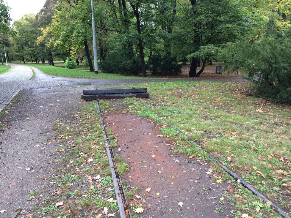 Tato kolej vede přibližně 200 metrů směrem do Stromovky.