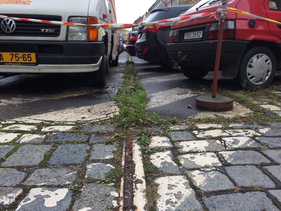 Nyní na kolejích v Opletalově stojí auta, nachází se tu totiž parkoviště.