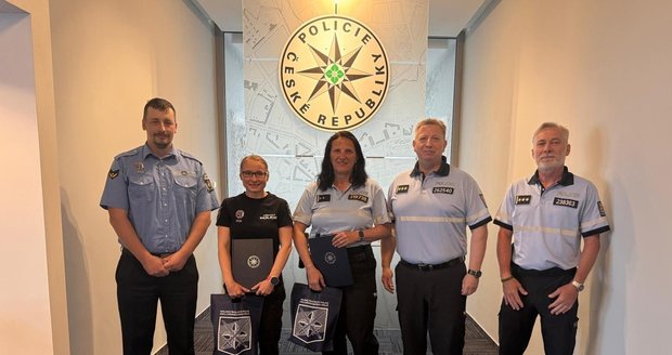 Policistka a strážnice v Novém Městě nad Metují zachránily život seniorovi.