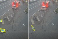 Děsivé záběry ze Žďáru nad Sázavou: Opilý senior letěl přes chodník metr od lidí!