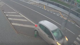 Zběsilou jízdu opilého seniora zachytila kamera.