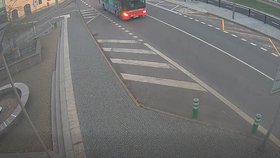 Zběsilou jízdu opilého seniora zachytila kamera.