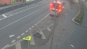 Zběsilou jízdu opilého seniora zachytila kamera.