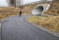 Babička se zabila na vnukově koloběžce: Na cyklostezce ve Žďáru nezvládla nebezpečnou zatáčku
