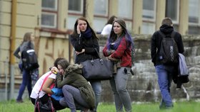Kolem střední obchodní školy ve Žďáru nad Sázavou stojí skupinky plačících studentů. Zfetovaná žena jim zabila kamaráda.