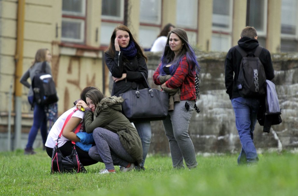 Kolem střední obchodní školy ve Žďáru nad Sázavou stojí skupinky plačících studentů. Zfetovaná žena jim zabila kamaráda.