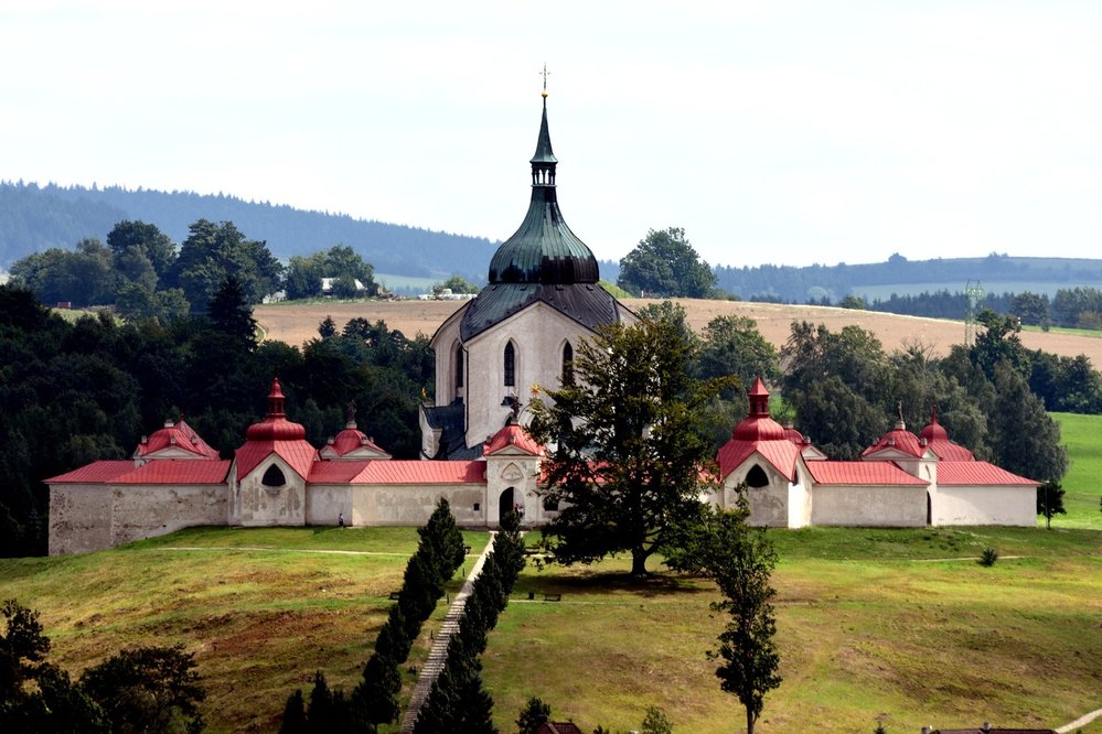 Zámek ve Žďáru nad Sázavou je prý stejně jako blízký kostel svatého Jana Nepomuckého na Zelené hoře protkán podzemím