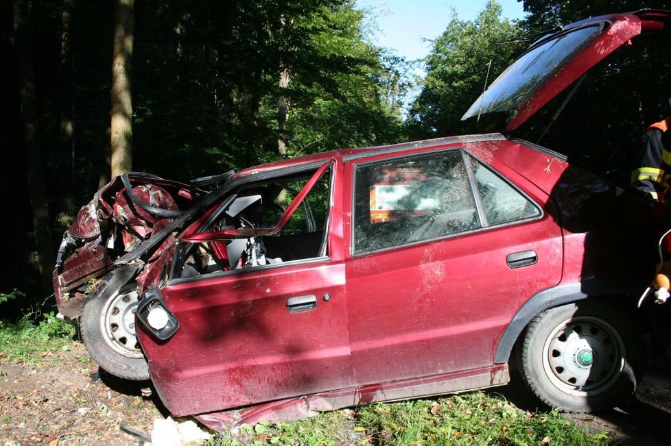 Z felicie moc nezbylo: Řidič nehodu u Žďáru nepřežil.