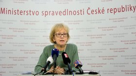 Helena Válková na tiskovce k případu ze Žďáru.