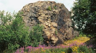 Skalní útvar zvaný Vávrova skála připomíná obří balvan pohozený do panenské přírody Žďárských vrchů