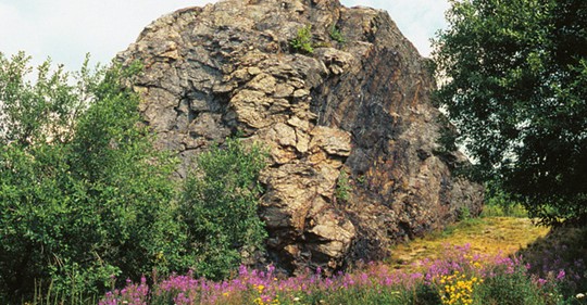 Skalní útvar zvaný Vávrova skála připomíná obří balvan pohozený do panenské přírody Žďárských vrchů