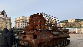 Výstava válečných vraků na Michajlovském náměstí, Kyjev.