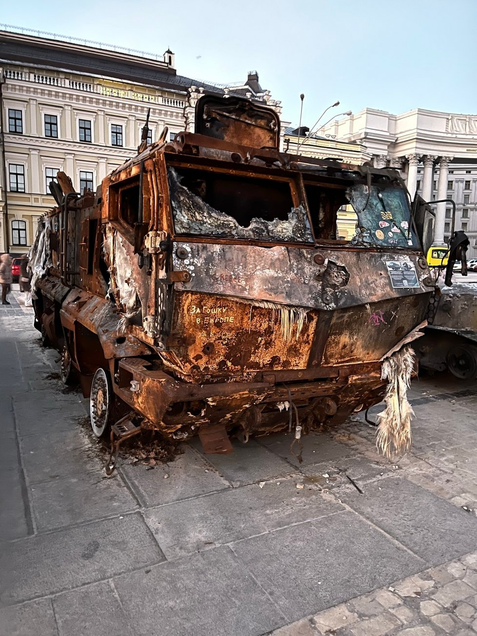 Výstava válečných vraků na Michajlovském náměstí, Kyjev