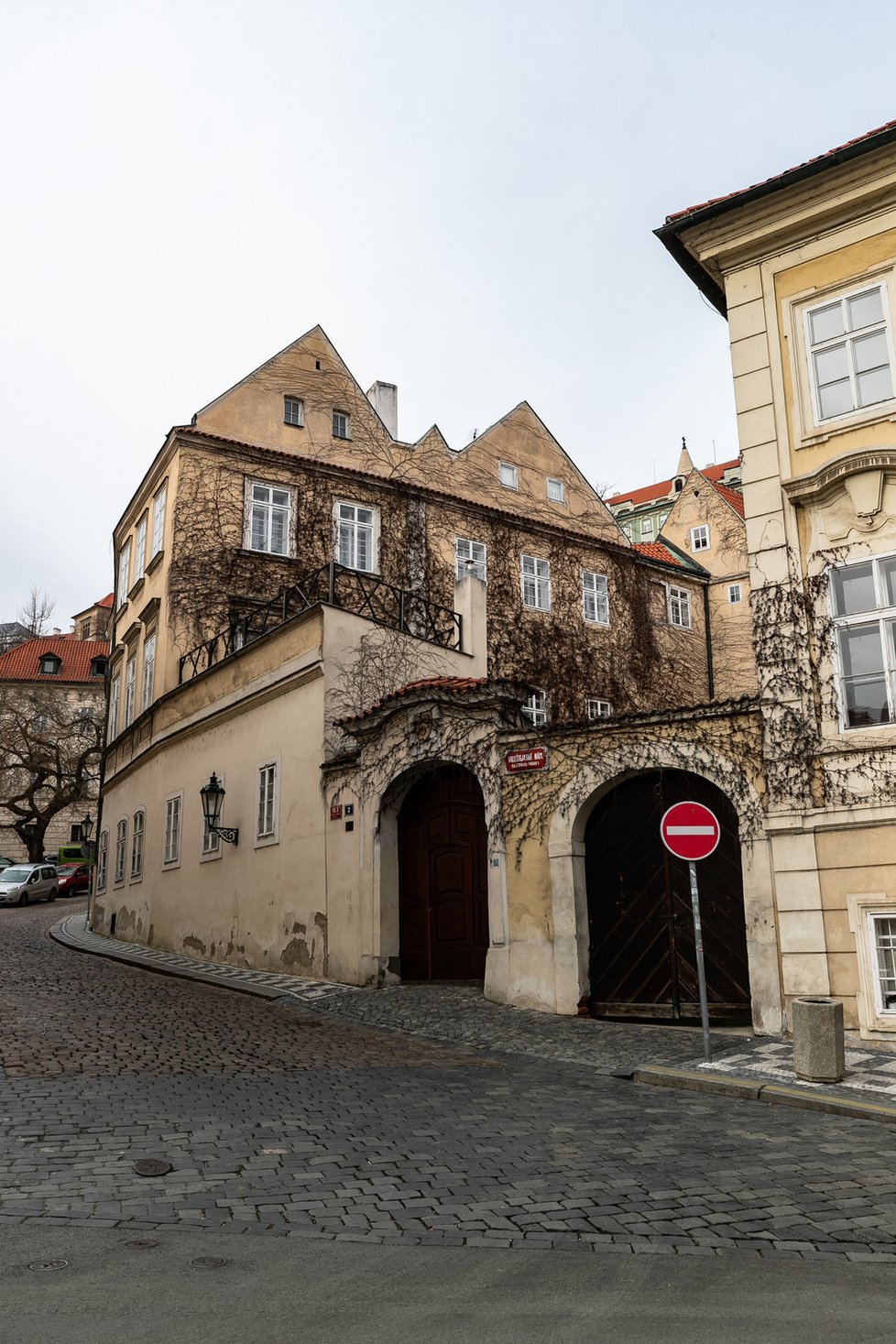 Dům na Malé Straně, kde žije Zdenka Hadrbolcová