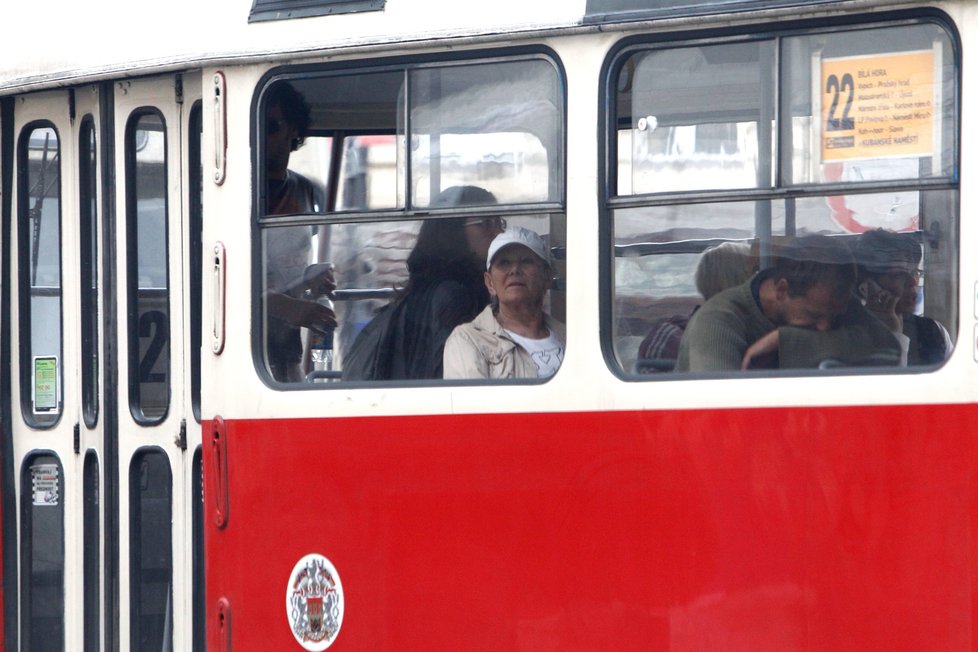 Hadrbolcová jede tramvají na Národní třídu.