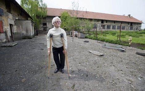 Zdena Mašínová před statkem v Lošanech.