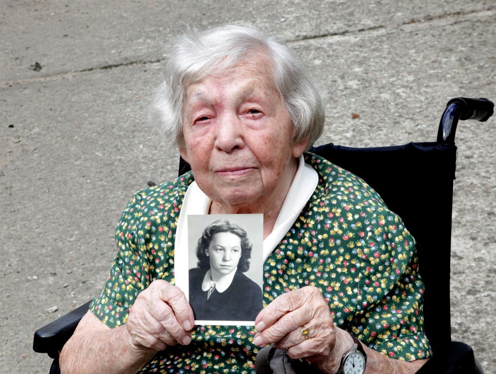 Zdena Zajoncová (96) se svou fotografií z doby, kdy ji zatklo gestapo. Zatkli ji jako 18letou gymnazistku.