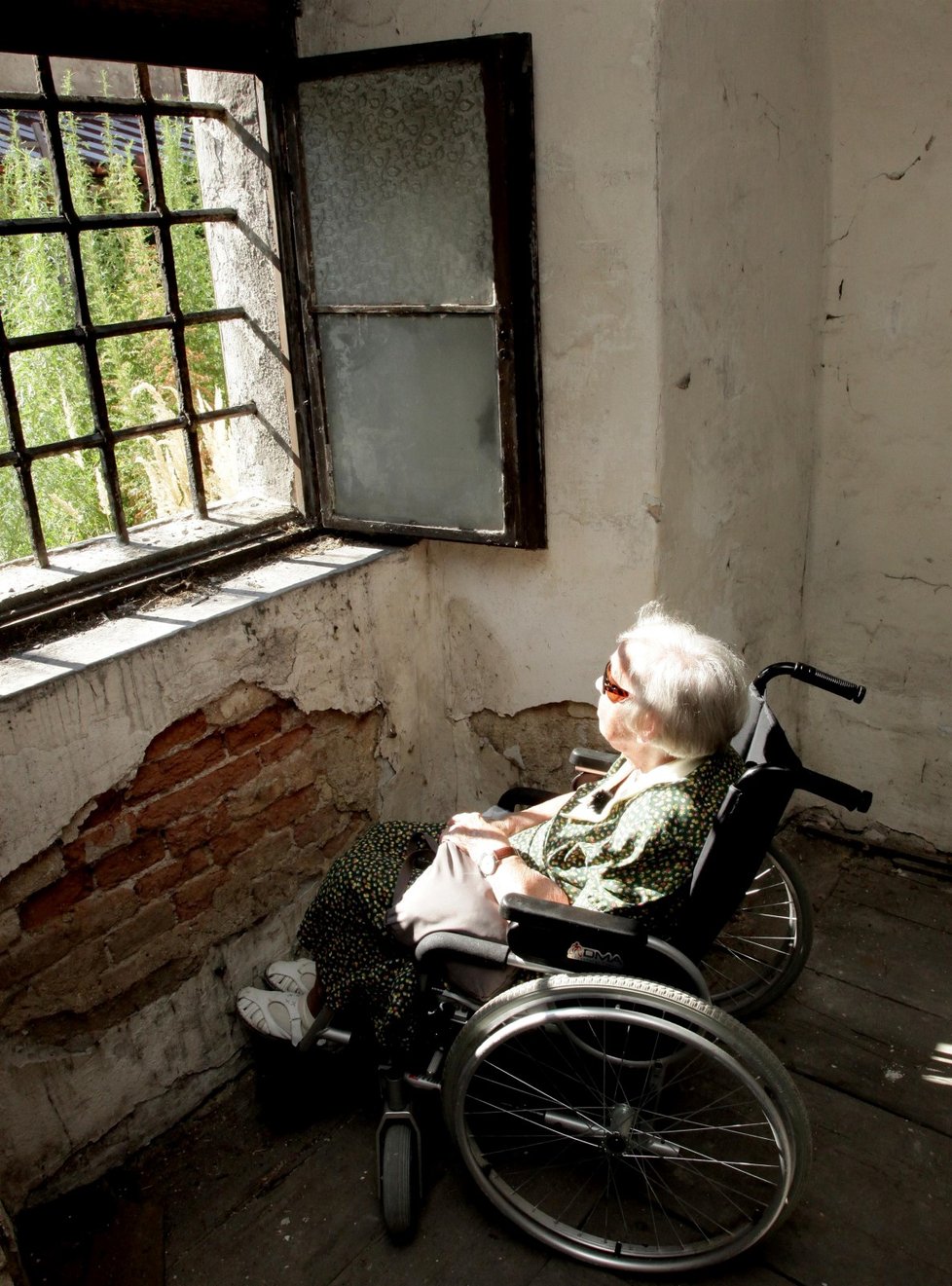 Zdena Zajoncová (96) se po 77 letech podívala do cely káznice v brněnském Cejlu, kde ji za války věznilo gestapo. Žena neskrývala pohnutí.