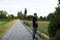 Idiot z Terezína vysvětlil, proč močil na židovské hroby: Chtěli jsme vyzkoušet nový foťák!