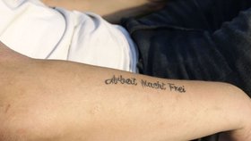 Jeho tetování „Arbeit macht frei“ asi mluví za vše.