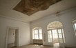 Strop obývacího pokoje zdobí krásná historická freska.