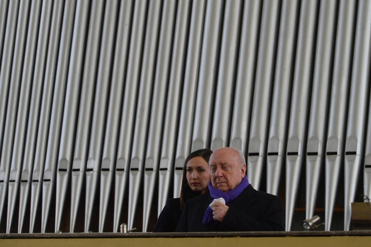 Felix Slováček s Lucií Gelemovou na pohřbu Zdeňka Bartáka staršího