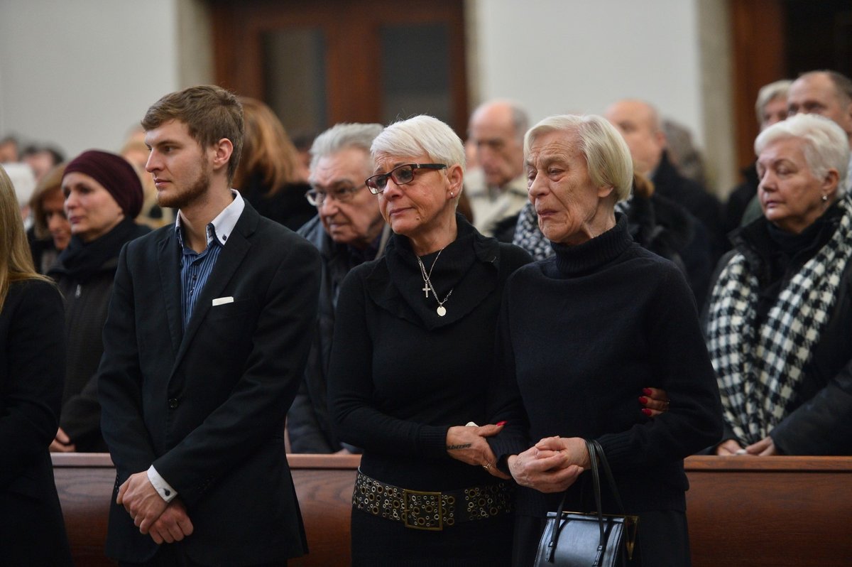 Pozůstalí na pohřbu Zdeňka Bartáka staršího