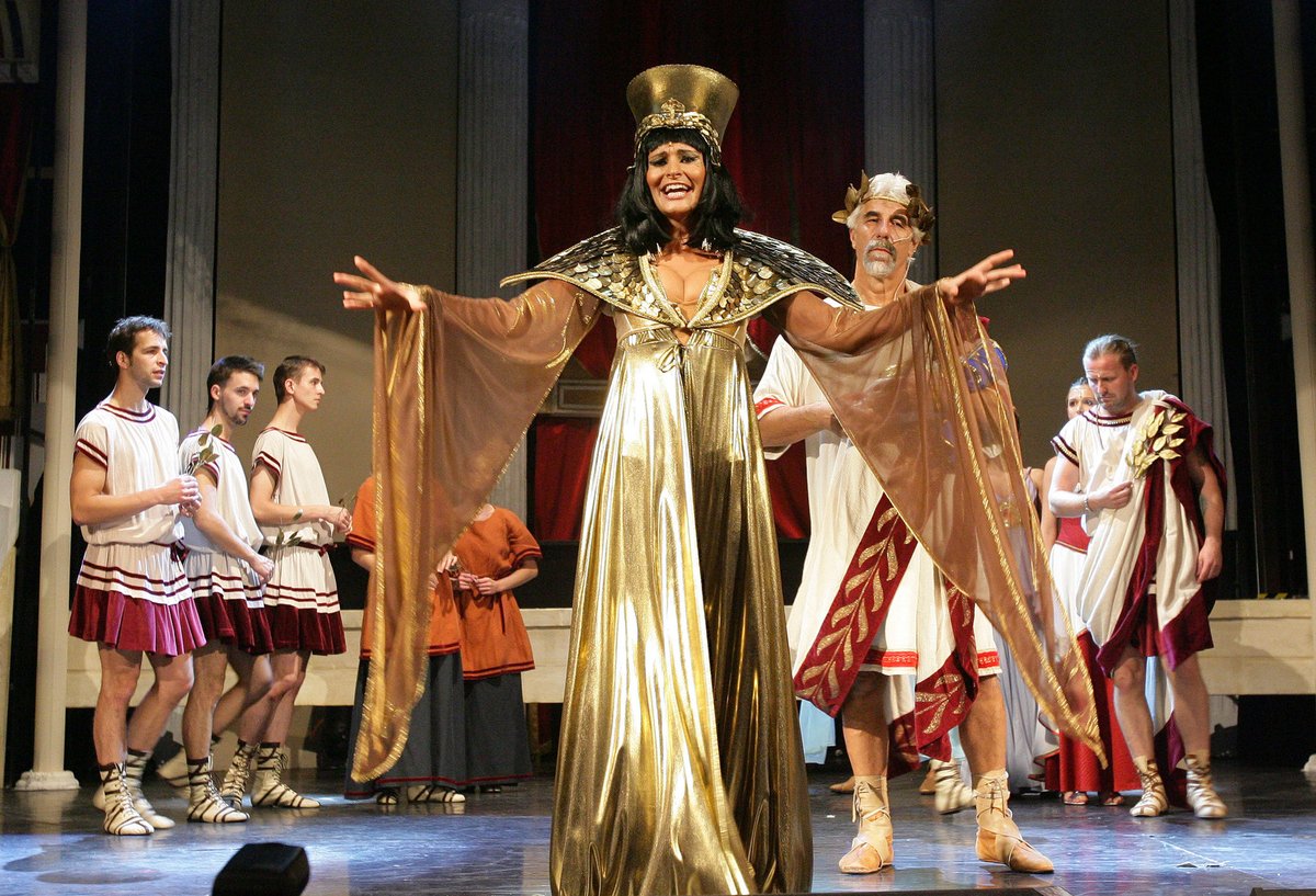 Monika v muzikálu Kleopatra.