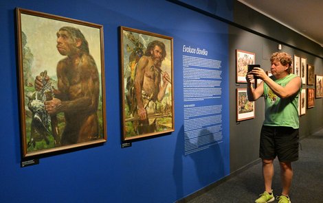 Návštěvníci si unikátní díla i fotí.
