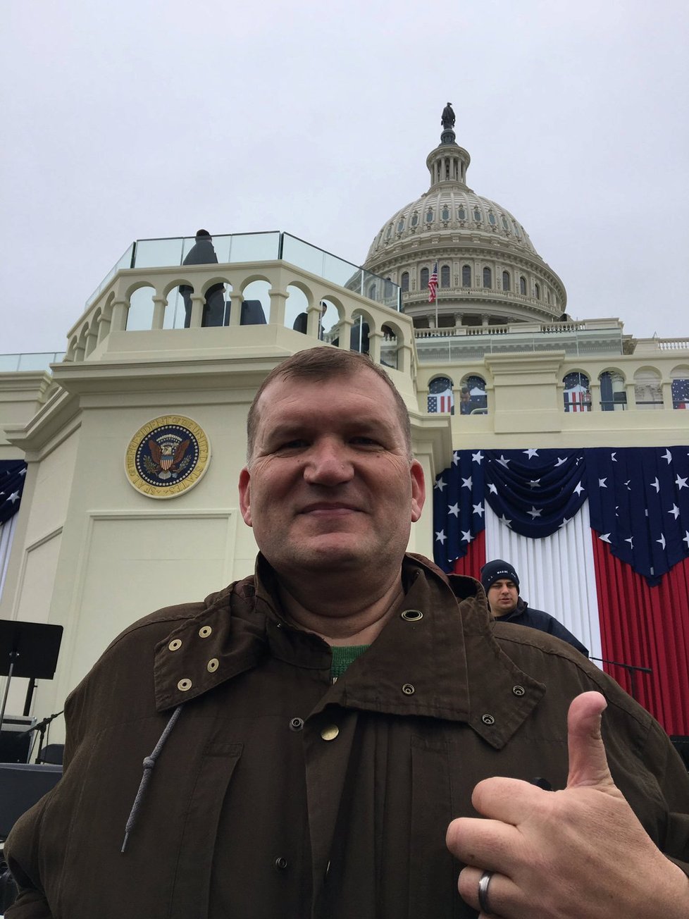 Čech Zdeněk Gažda, který natočil kolaps Hillary Clinton, před Kapitolem.