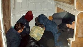 Uprchlíci se krčili v dodávce zaházení nábytkem.