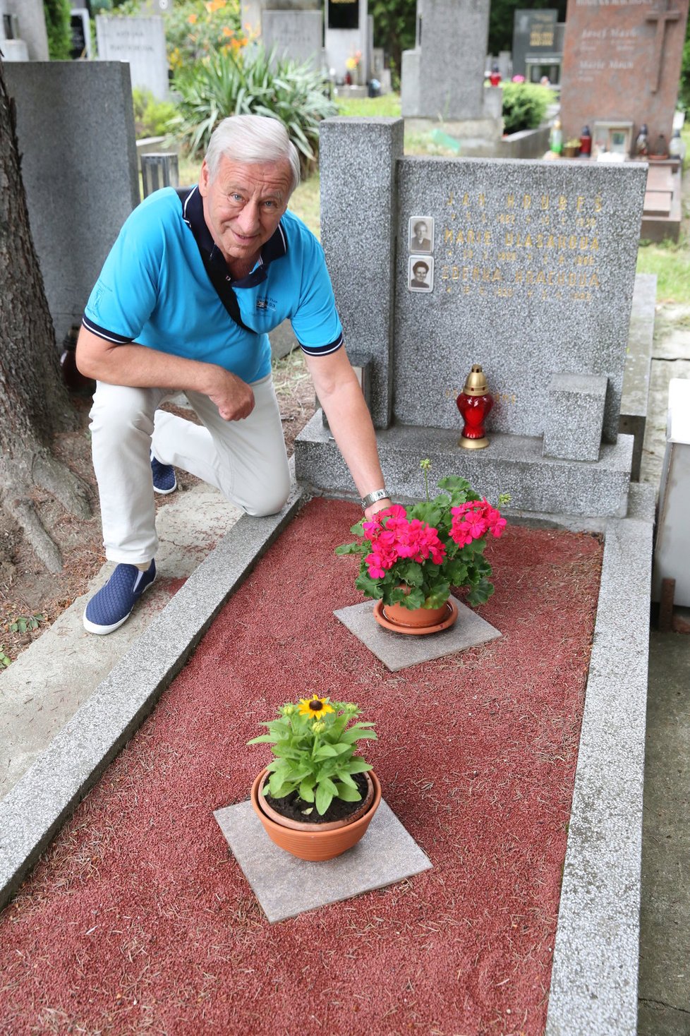 „Nechci aby hodili maminku a manželku do společného městského hrobu,“ říká pan Zdeněk.