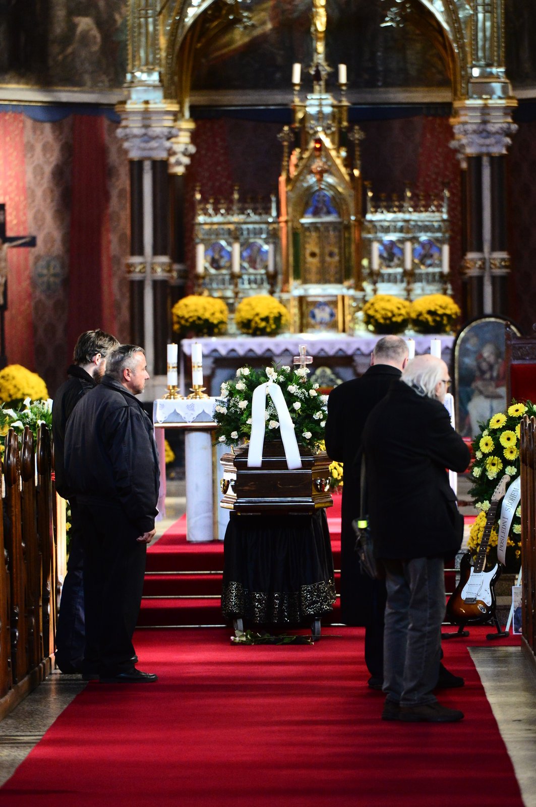 Pohřeb Zdeňka Hráška v kostele Svaté Ludmily na pražských Vinohradech.