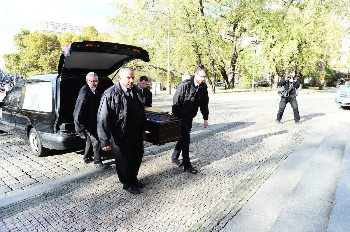 Pohřeb Zdeňka Hráška v kostele Svaté Ludmily na pražských Vinohradech.