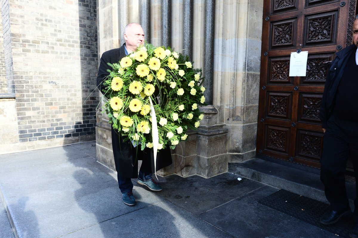 Pohřeb Zdeňka Hráška v kostele Svaté Ludmily na pražských Vinohradech.