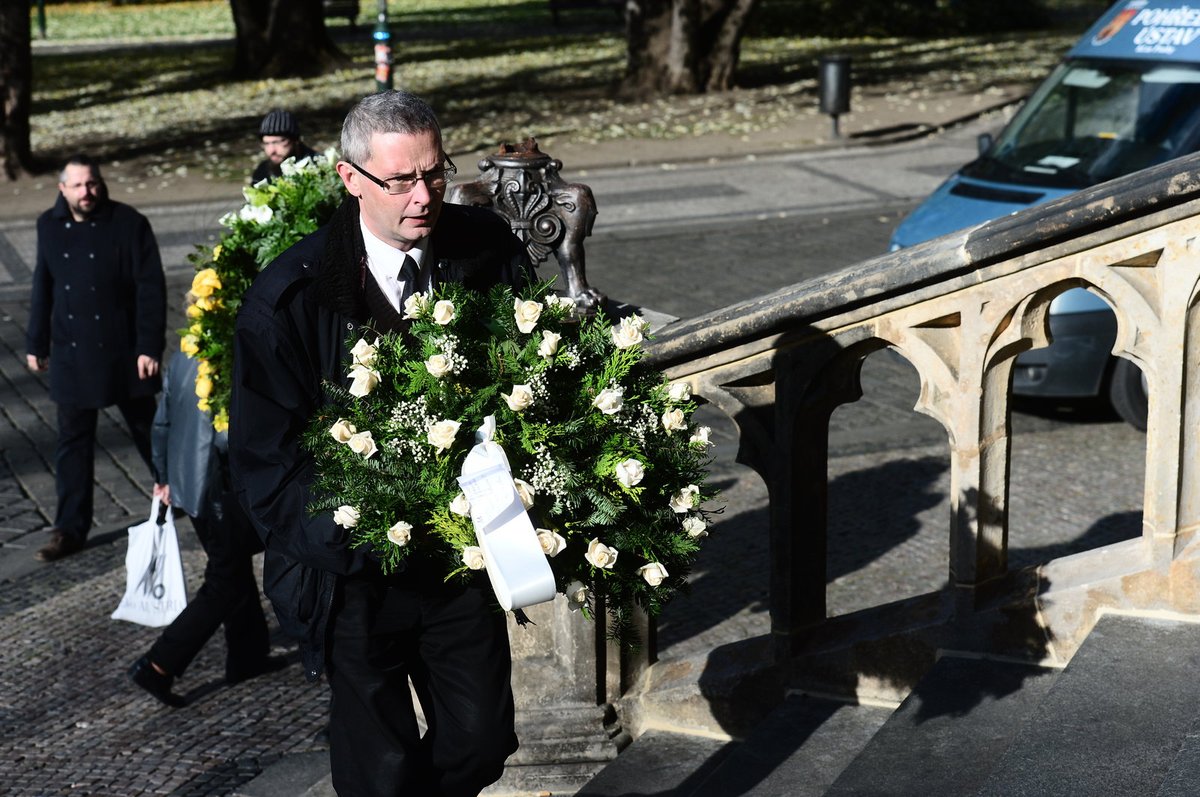 Pohřeb Zdeňka Hráška v kostele Svaté Ludmily na pražských Vinohradech.