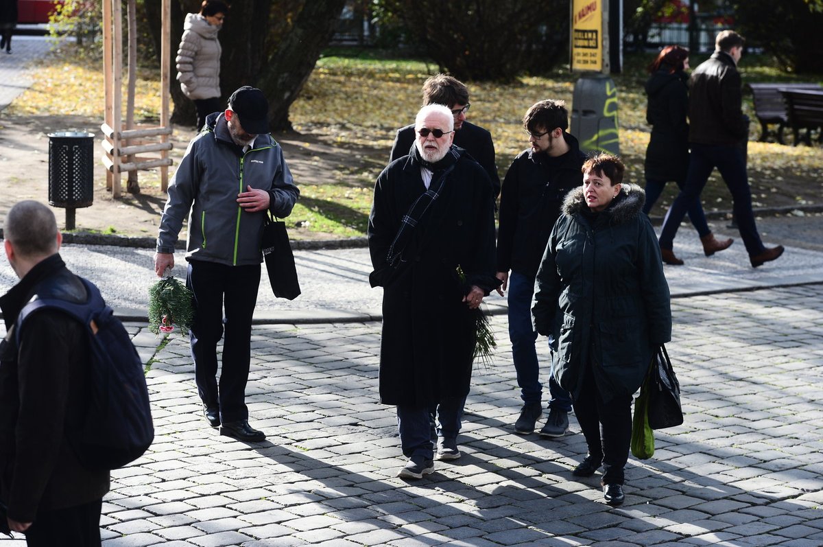 Pohřeb Zdeňka Hráška v kostele Svaté Ludmily na pražských Vinohradech.