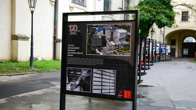 Výstava připomíná historii pražského archivu