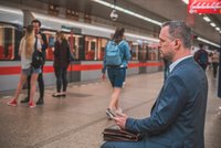 Zapomnělo se na metro O? „Nic se neděje,“ kritizuje exnáměstek Scheinherr. „Může být v klidu,“ oponuje Hřib
