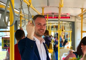 Tramvaj, koloběžka, metro... I ty pražský radní Hřib považuje za „efektivnější způsoby dopravy“.