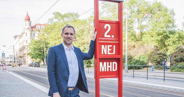 Tramvaj, koloběžka, metro... I ty pražský radní Hřib považuje za „efektivnější způsoby dopravy“.