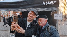 Šéf Pirátů Zdeněk Hřib během předvolební kampaně (březen 2025)
