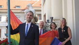 Primátor Prahy Zdeněk Hřib (Piráti) během vyvěšení duhové vlajky na podporu Prague Pride